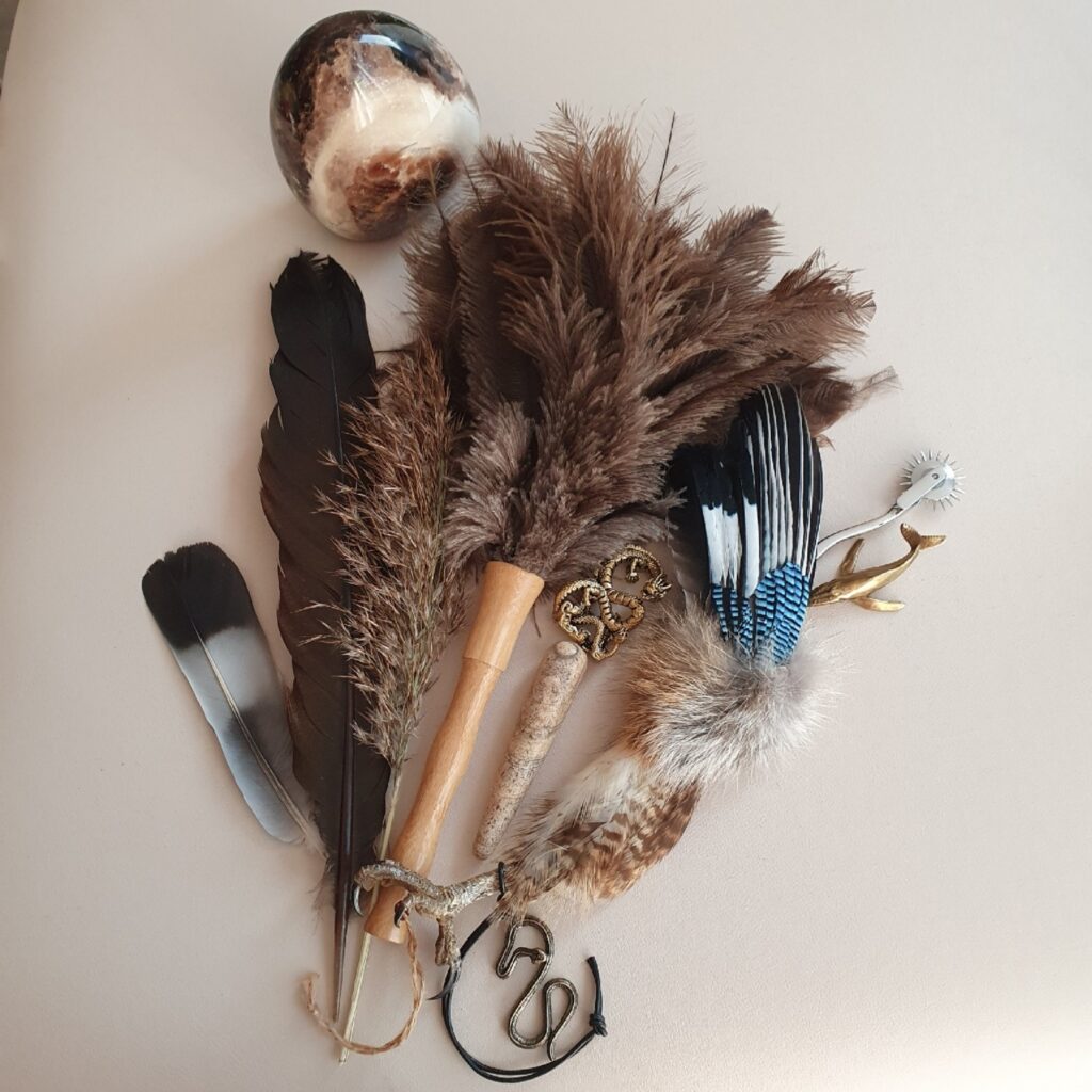 Tijdens de tantra sessie laat ik je genieten tijdens het zintuigenspel en daarbij gebruik ik allerlei materialen.